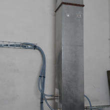 Napojení perforovaných trubic do vzduchotechniky odvádějící vzdušinu z vnitřních prostor ruční laminace