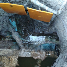 Zavěšení 2 gelových plátů v šachtě s napojeným výtlakem